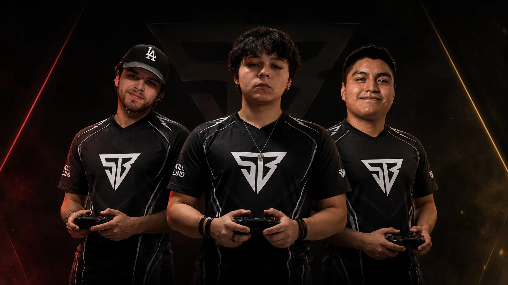 Tres jugadores de un equipo de esports con sus mandos, en uniforme